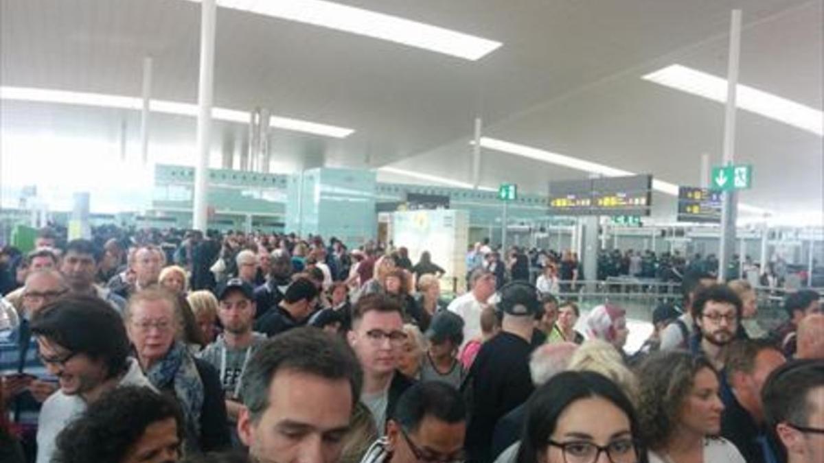 Aglomeraciones de pasajeros en el aeropuerto de El Prat, ayer.