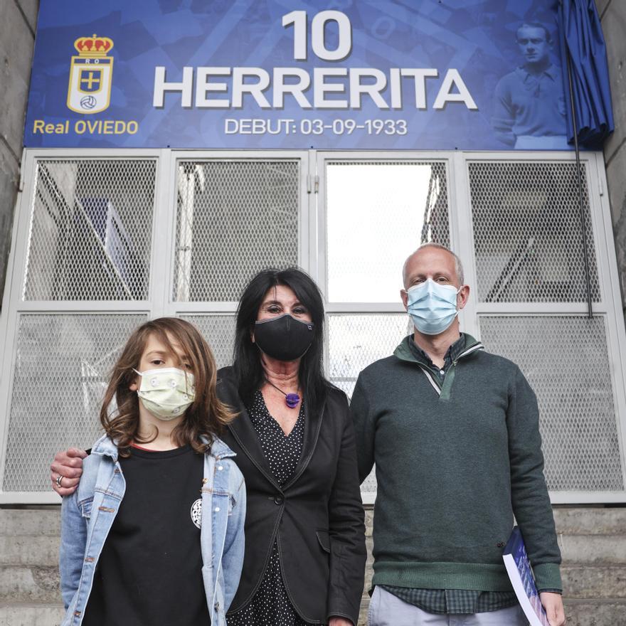 Los familiares de Herrerita, Marcos (bisnieto), Merche (hija) e Iñaki (nieto)