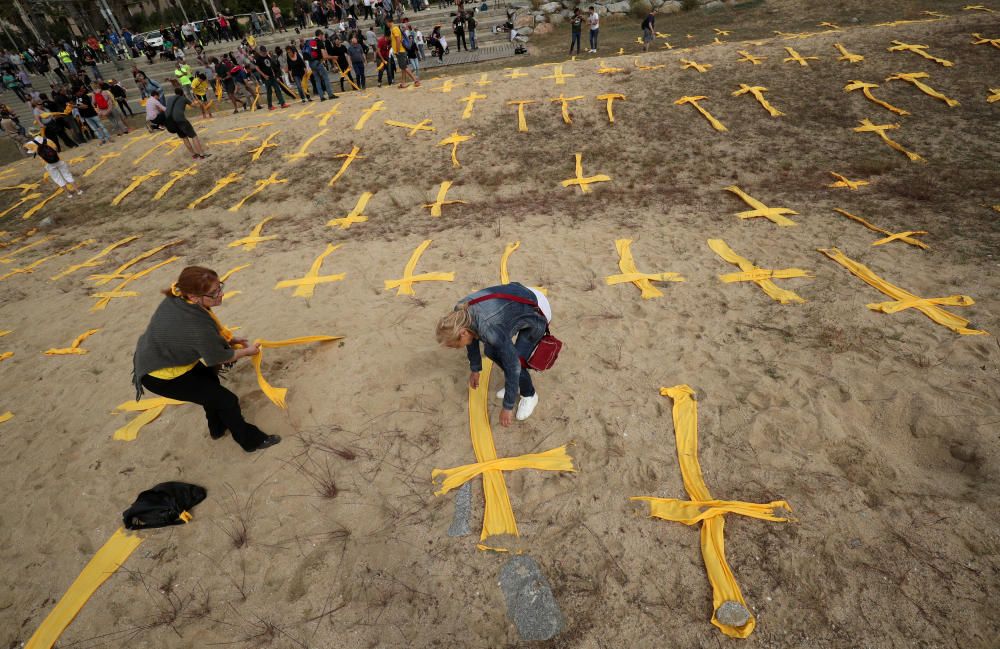 Estenen tovalloles grogues en forma de creu a la platja de Mataró