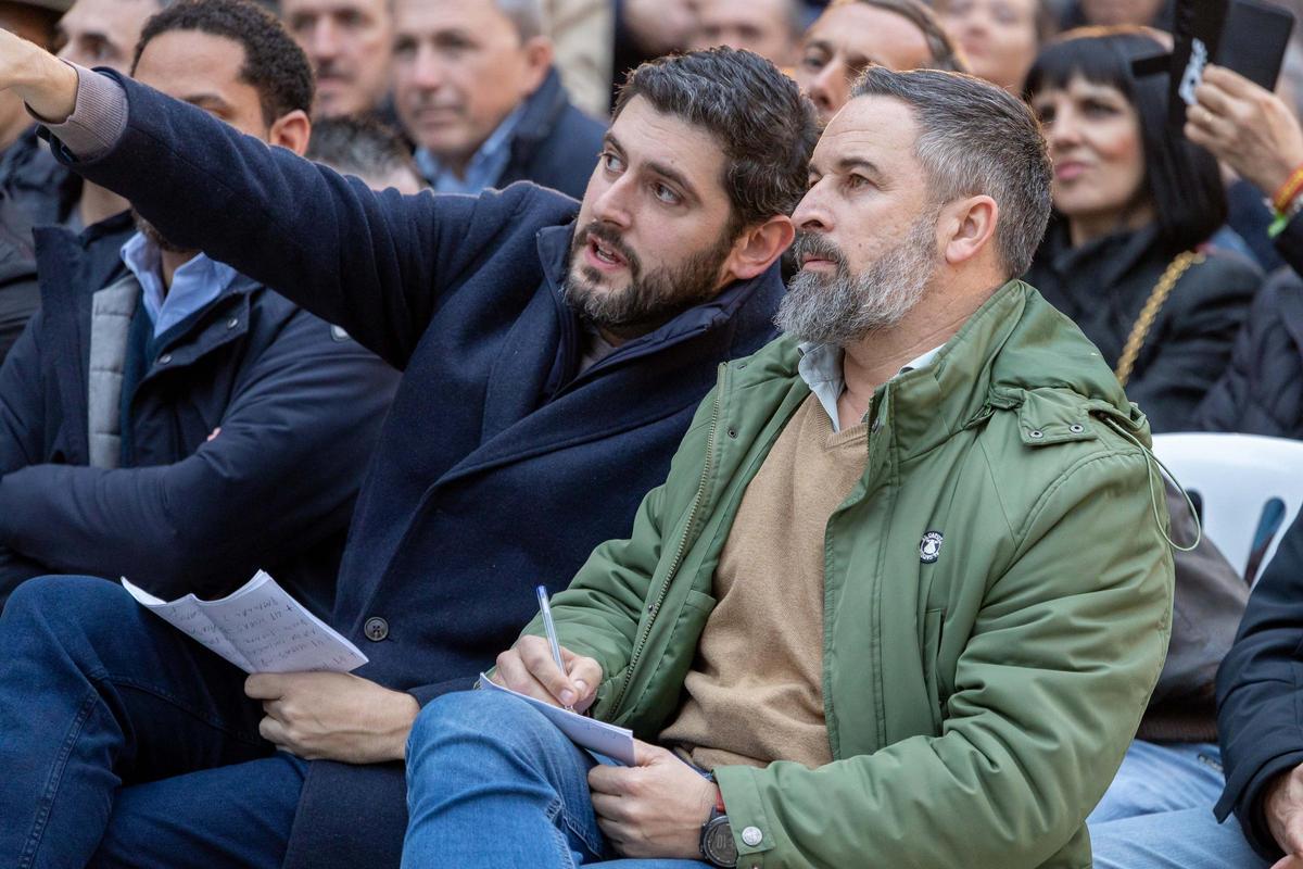 Alejandro Nolasco y Santiago Abascal, en el cierre de campaña de Vox en Zaragoza.