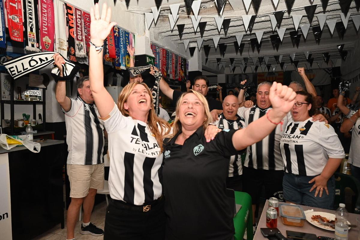 Los aficionados del CD Castellón siguen el partido contra el Almería en los bares de la ciudad