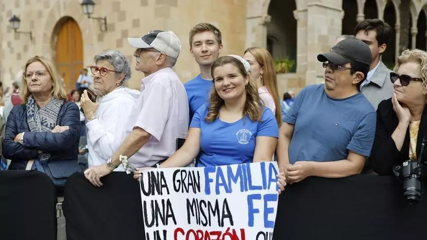 Ambient previ a l'arribada del papa a l'Abadia de Monserrat