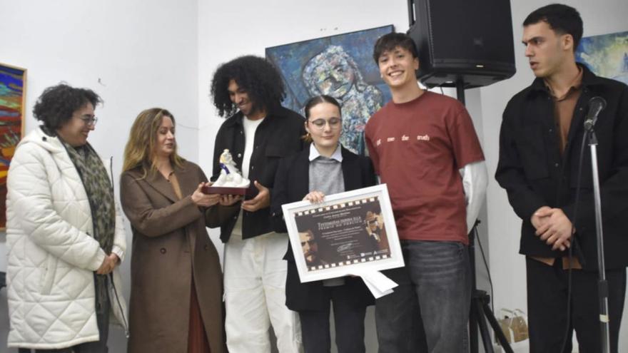 Profesoras e alumnos do IES Marco do 
Camballón entregan o premio do público.