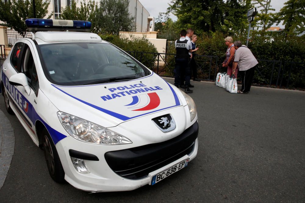 Dos personas murieron hoy y otra resultó herida de gravedad al ser atacadas por un hombre con un arma blanca que gritó "Alá es el más grande" y que fue abatido por la policía en la ciudad de Trappes.