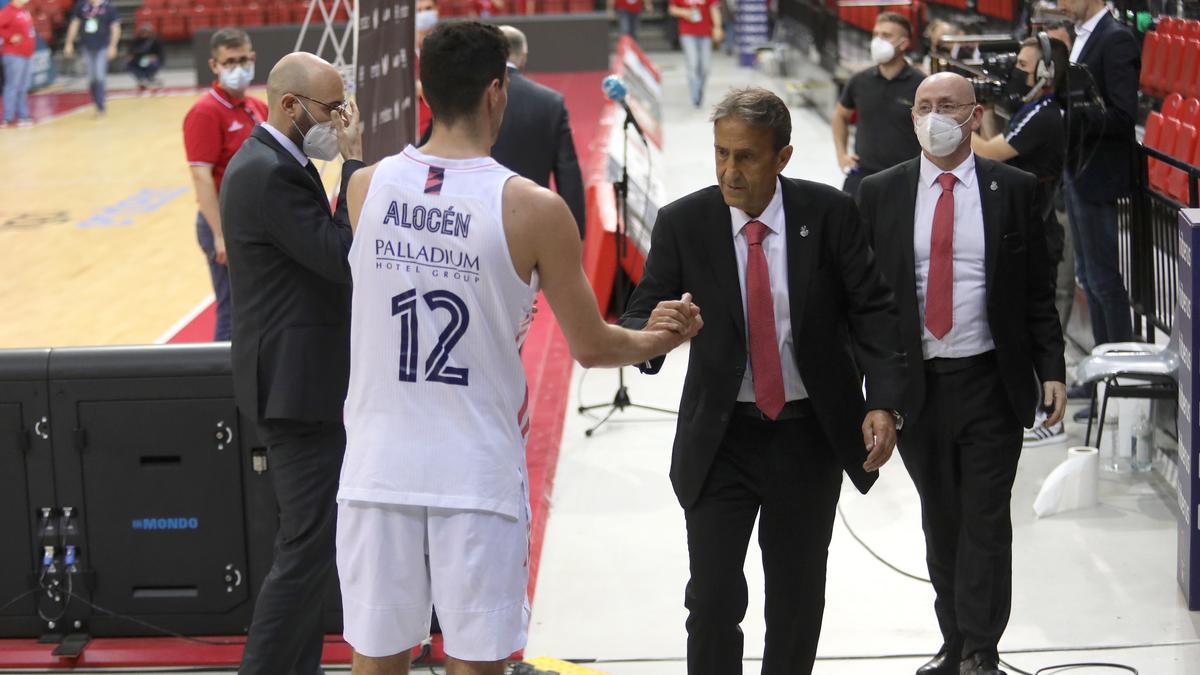 Luis Casimiro saluda a Carlos Alocén después del partido.