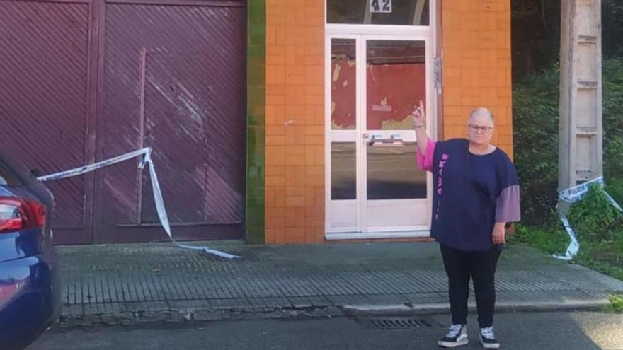 Mónica Castaño señala a la ventana de su casa, en Ciaño.