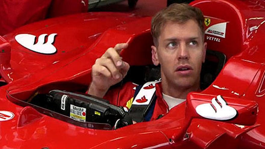 Sebastian Vettel, montado en el Ferrari.