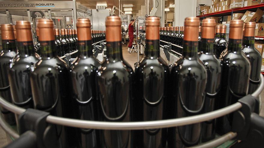 El menor consumo y el hundimiento del mercado chino obligan a reducir el embotellado de vino alicantino