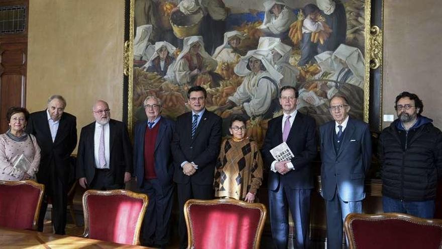 De izquierda a derecha, Josefina Velasco, Adolfo Fernández, Emilio García-Pumarino, José Alonso Puerta, Pedro Sanjurjo, María Izquierdo, Javier Rodríguez Muñoz, Alfredo Prieto Valiente y José María Fernández.