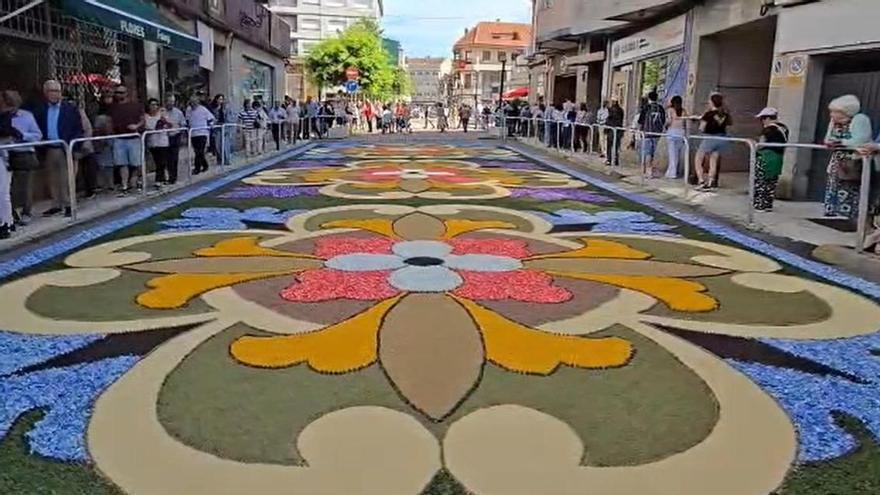 Ponteareas colorea sus calles con alfombras florales en un C