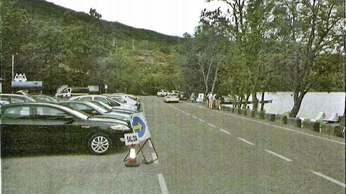 Coches aparcados en Custa Llago sobre el arcén de la carretera. | G. C.