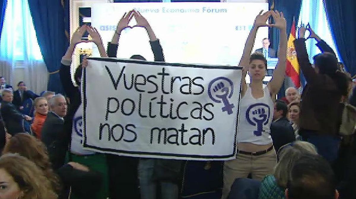 Un grup feminista intenta boicotejar un acte del ministre de Sanitat.