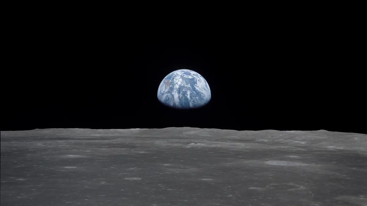 Vista de la extremidad lunar, con la Tierra en el horizonte, obtenida por la misión Apolo 11.