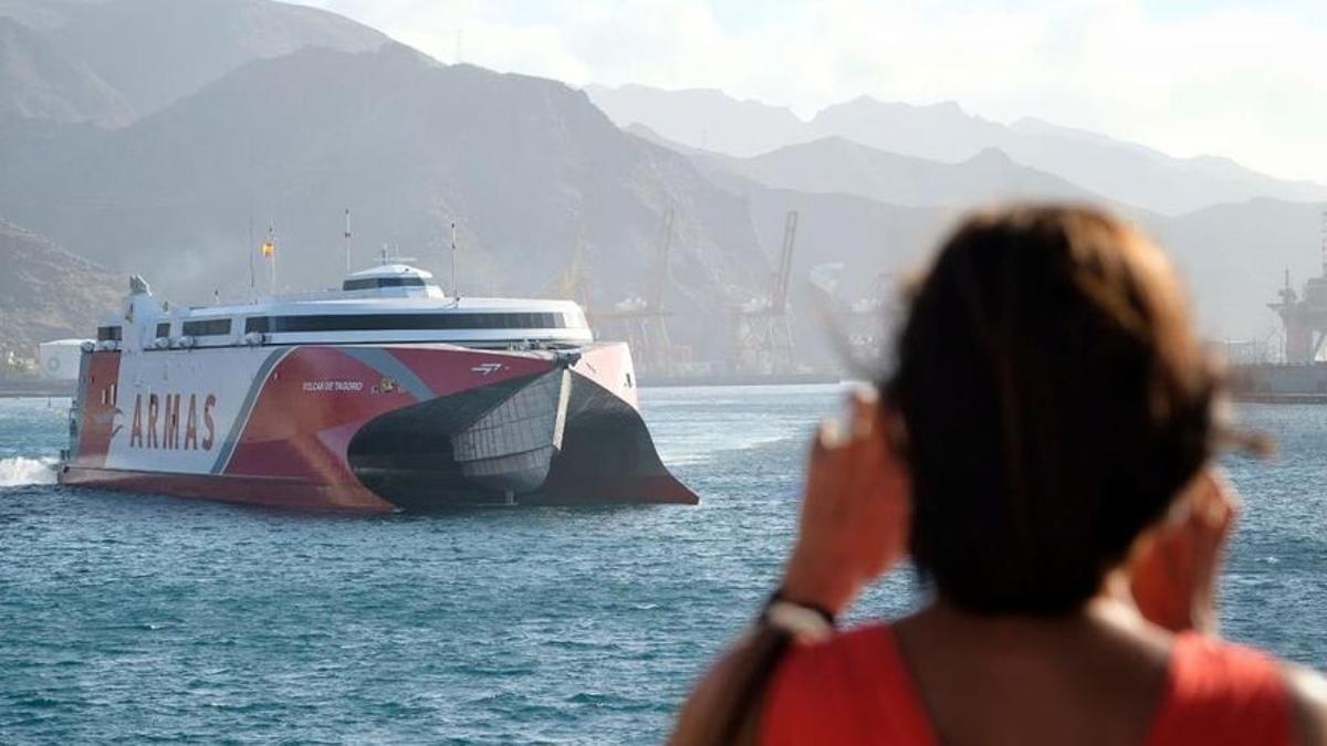 Momento en que el 'fast ferry' de Naviera Armas llega al Puerto de Santa Cruz de Tenerife.