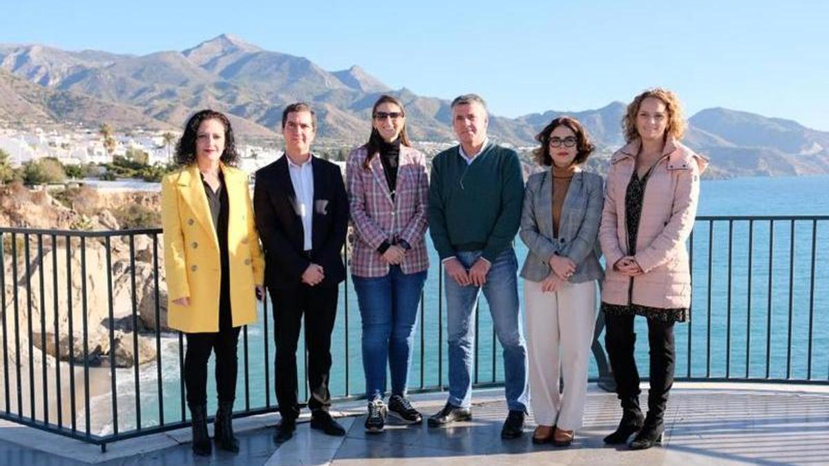 La delegada Mercedes García Paine junto al alcalde de Nerja, José Alberto Armijo, durante su visita al municipio.