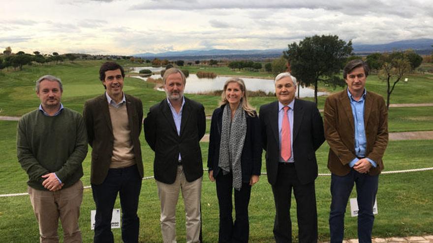 La junta directiva de la Asociación Española de Campos de Golf, con el malagueño Ángel Acha como vicepresidente (2º por la derecha).