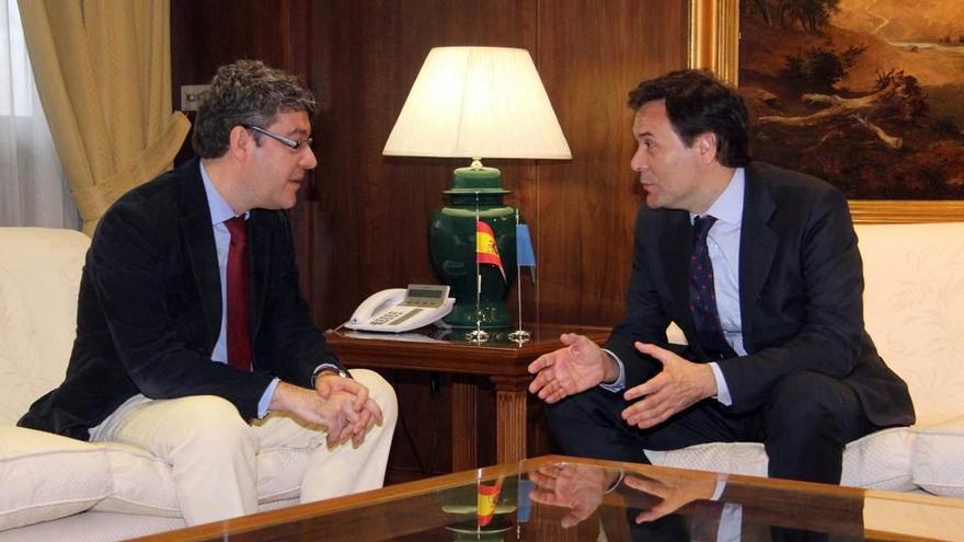 Álvaro Nadal, a la izquierda, durante su reunión con Francisco Blanco ayer en Madrid.