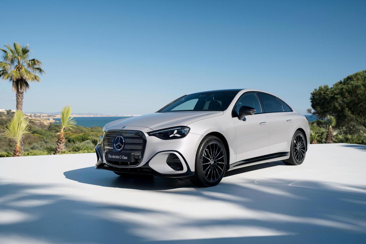 Mercedes Benz Clase C: El heredero se pasa al voltio
