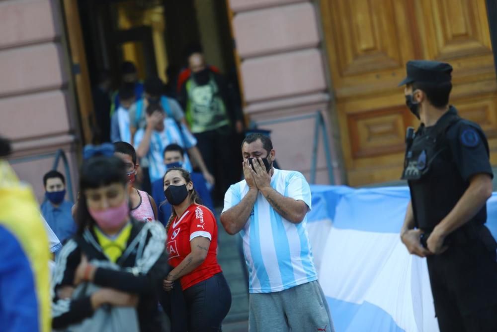 Argentina plora a Maradona en una vetlla multitudinària