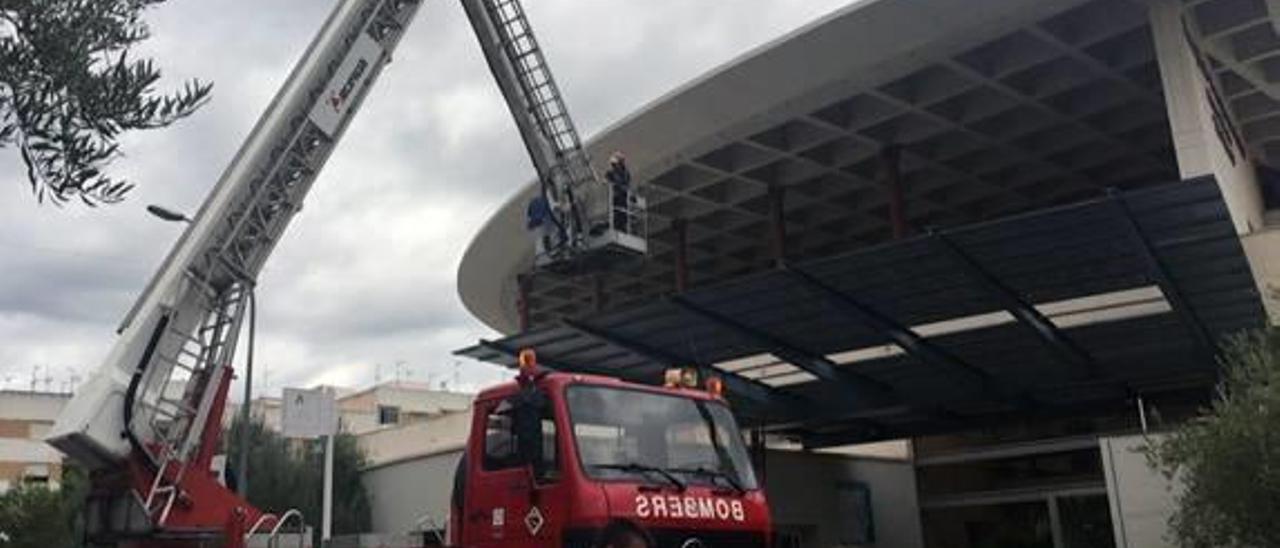 Se desprende parte de la marquesina  de cristal del hospital de Segorbe