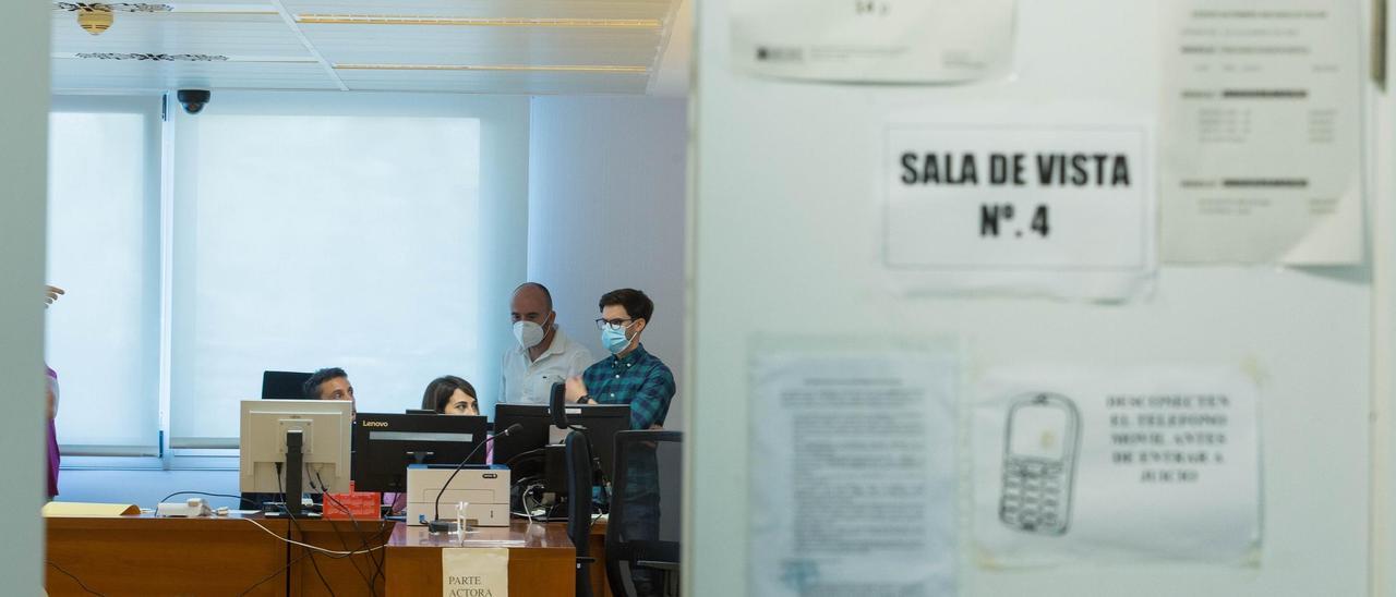 Funcionarios en una sala de vistas del Palacio de Justicia de Elche.