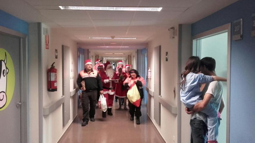 Papá Noel visita a los niños ingresados en el Hospital de Torrevieja