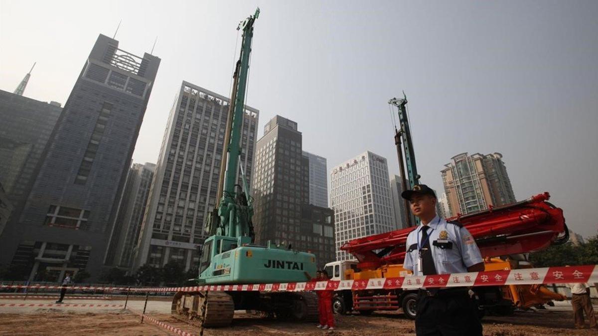 Empleados de seguridad en los terrenos del consulado de EEUU en Guangzhou.