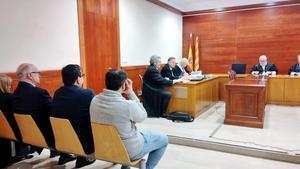 S. G., con jersey gris, acusado de delitos de agresión sexual contra dos jóvenes menores a las que entrenaba en el Centre Catòlic de LHospitalet, durante el juicio.