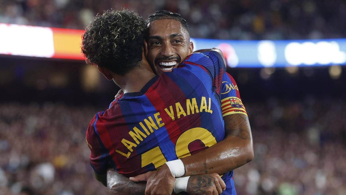 Raphinha s'abraça amb Lamine Yamal després de la consecució d'un dels gols