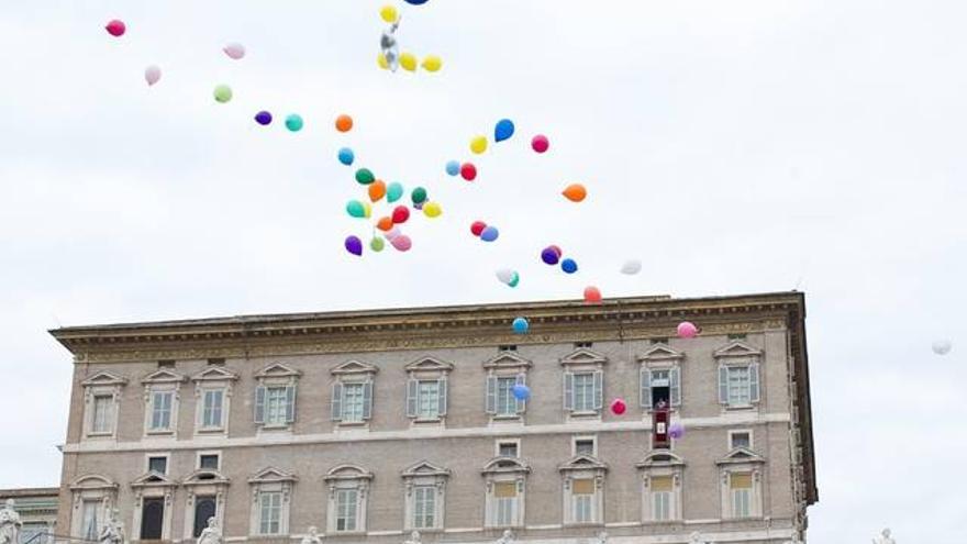 El Papa cambia las palomas de la paz por globos