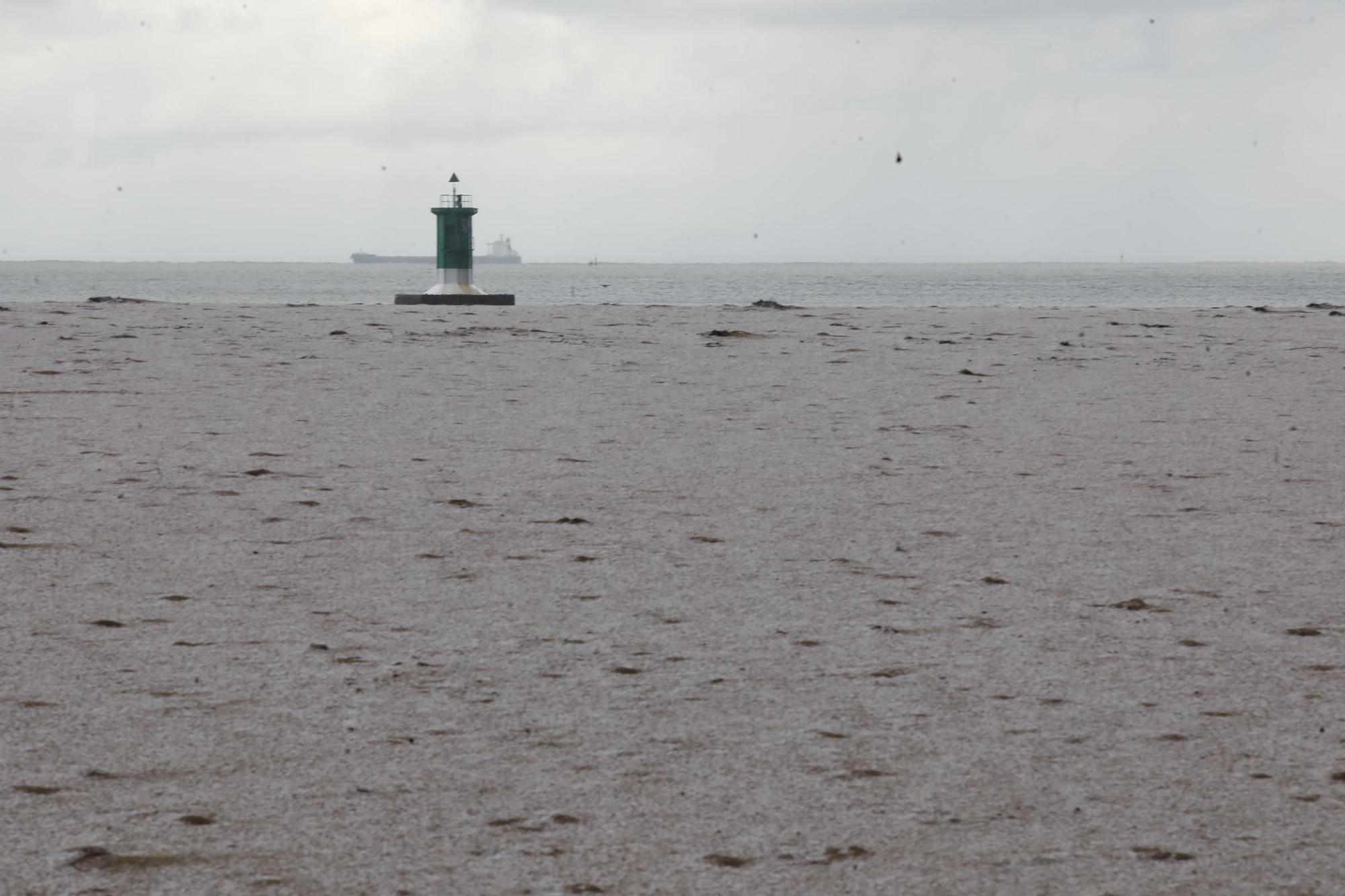 El granizo cubre la playa de Poniente