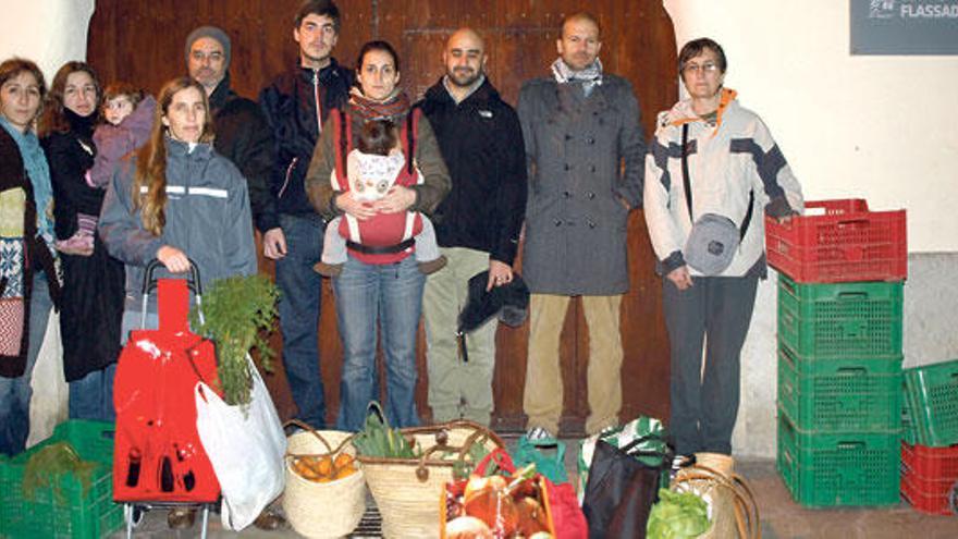 Los vecinos de sa Gerreria que reparten alimentos ecológicos llevan tres meses haciéndolo en la calle.