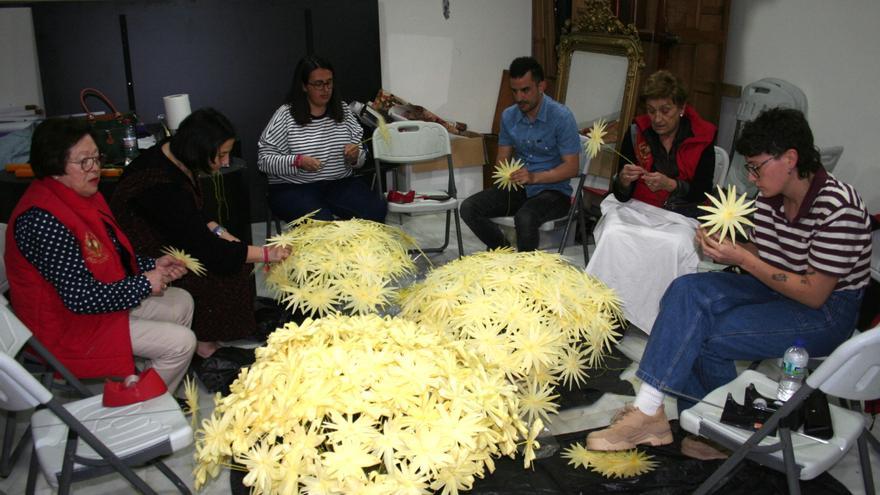 Unas 4.000 flores de palma decorarán el trono de San Juan de Lorca