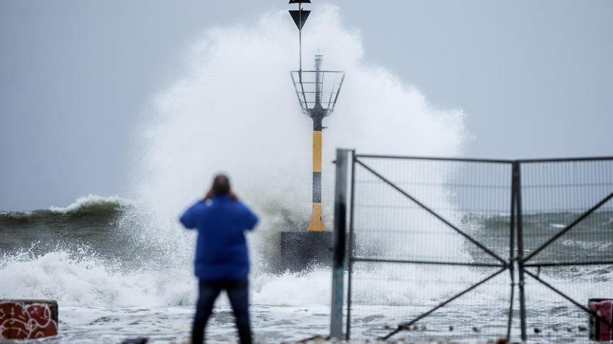 Una ola rompe en la playa de la Misericordia.