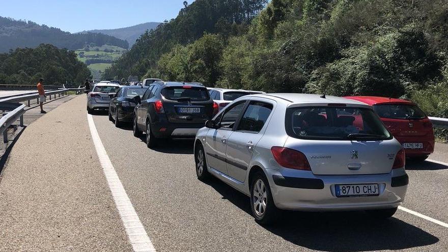 Retenciones en la autovía cerca de la salida a Quintueles.