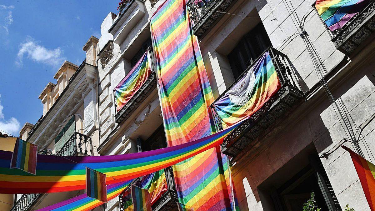 Banderas arcoíris lucen en fachadas de edificios de Madrid.