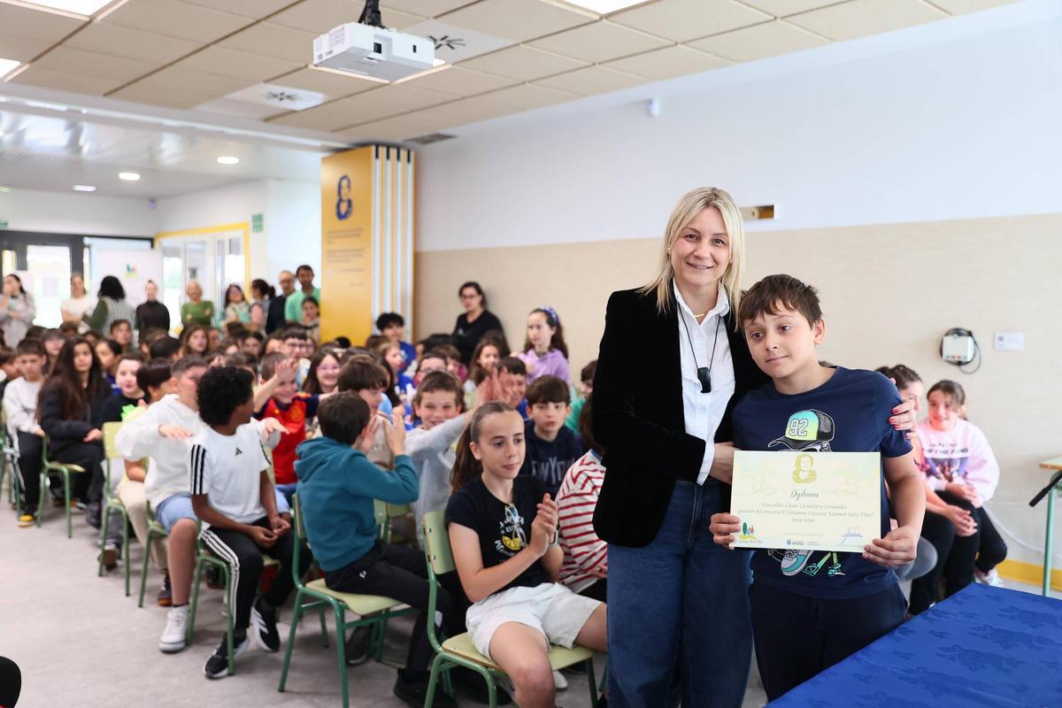 Adriana González entrega el diploma a Jesús Candelario Fernández en el hall del centro.