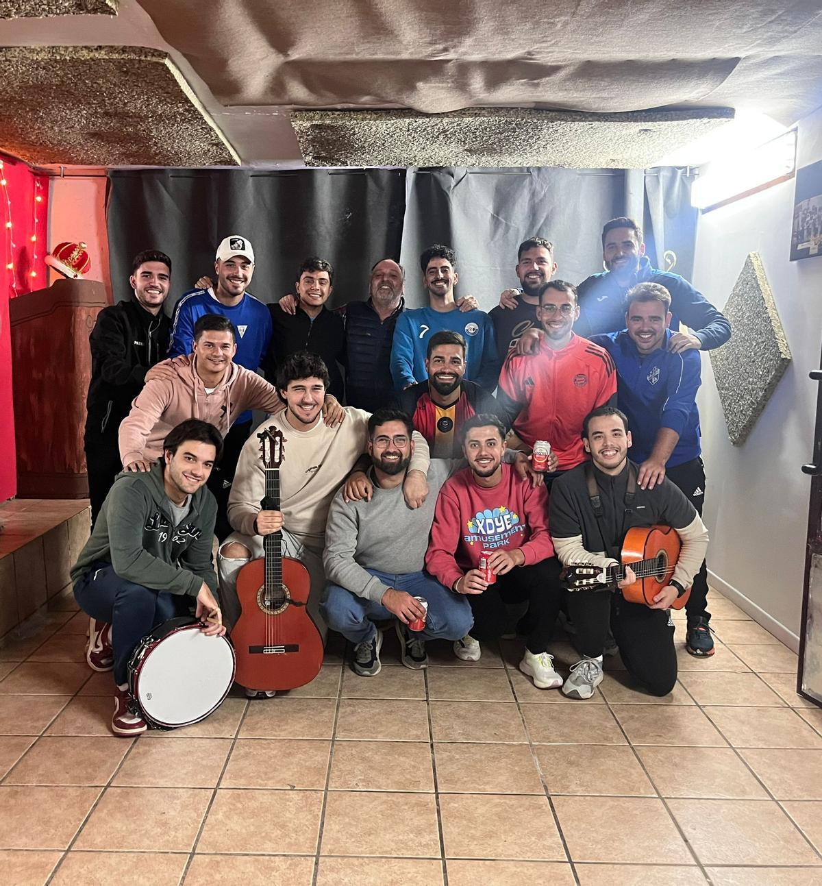 Los integrantes de la murga Los Escusaos, de Valverde de Leganés.