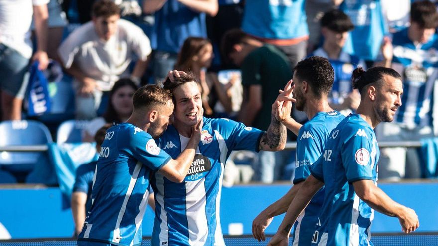 Svensson, tras marcar al Castellón, recibe la felicitación de Lebedenko, Jaime y Martínez. |  // CASTELEIRO / ROLLER A.