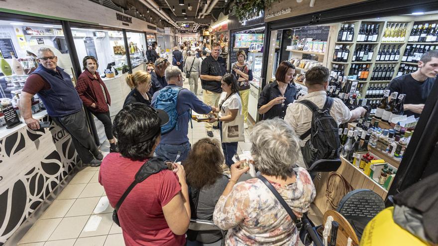 Los comerciantes del Mercado Central de Alicante proponen regular el trasiego de turistas para evitar un impacto negativo en las ventas.
