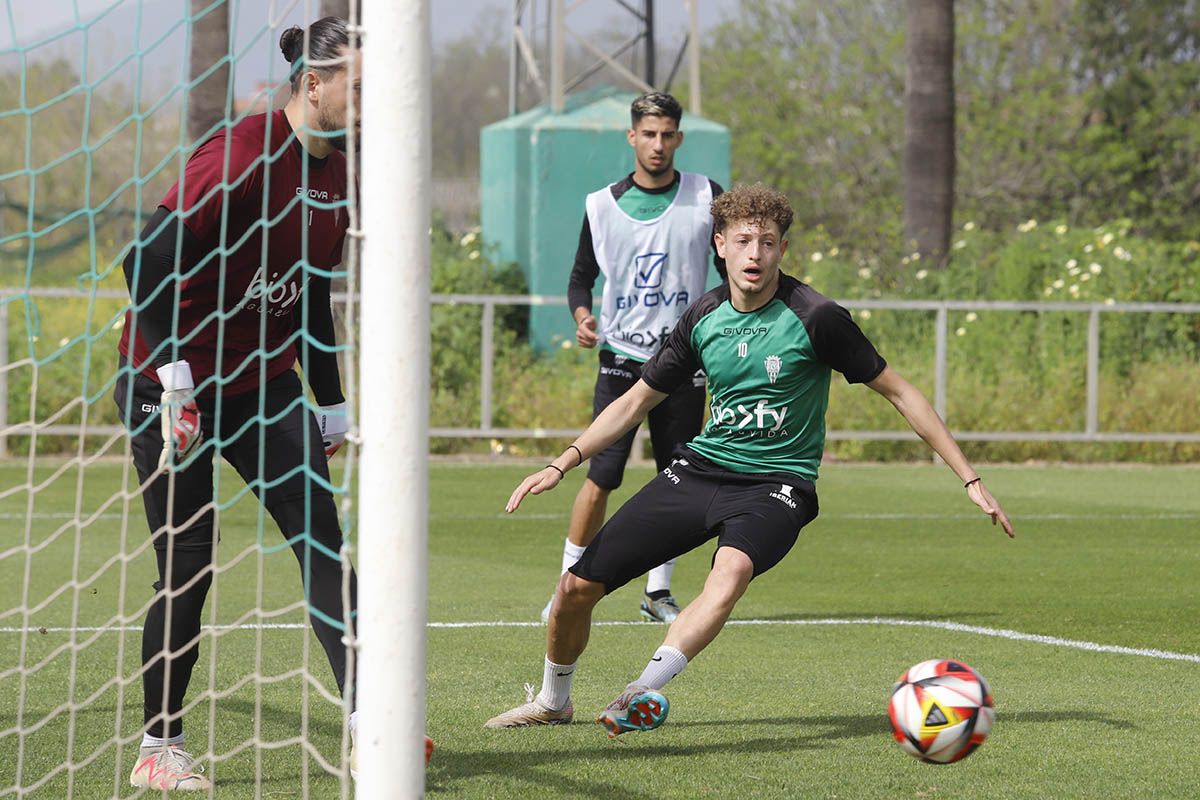 El Córdoba CF y su gran ambiente en el entrenamiento, en imágenes