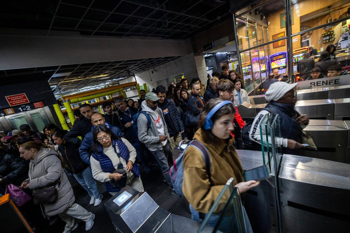Foto archivo de la Estació del Clot de Rodalies, donde usuarios utilizan el bono gratuito
