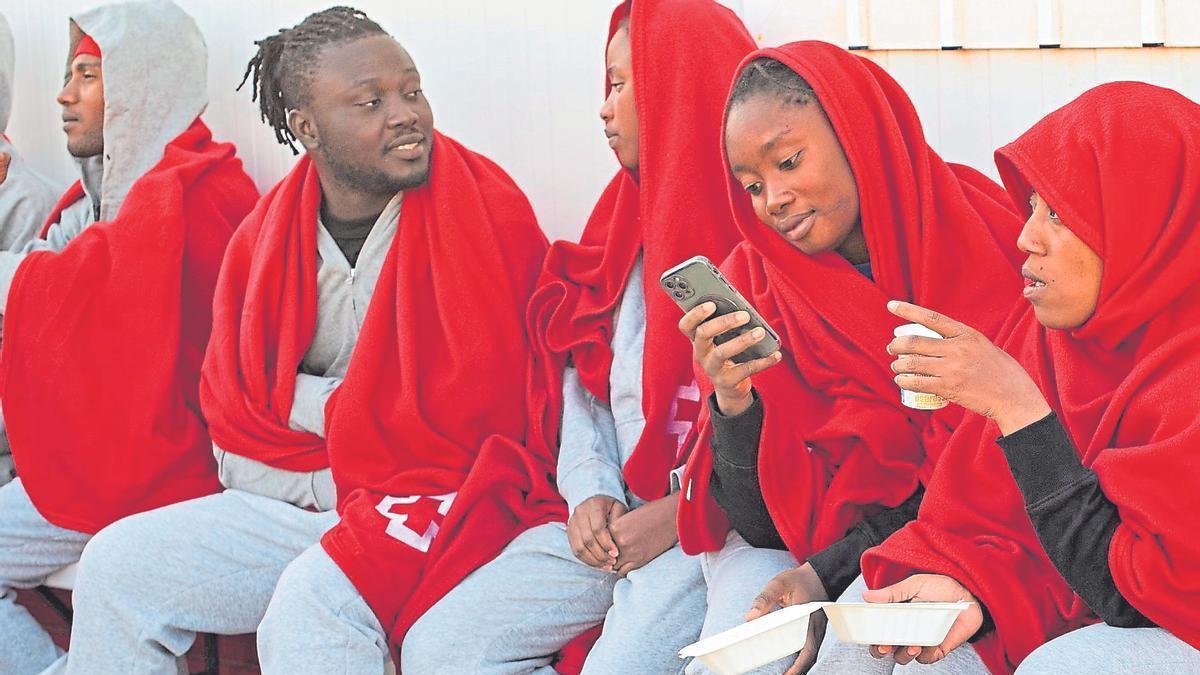 Una oenegé denuncia el acceso sin orden judicial a los móviles de los migrantes