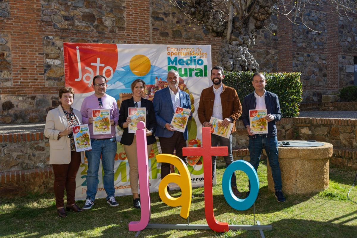 Presentación de JATO este lunes en el jardín del Palacio de Carvajal.