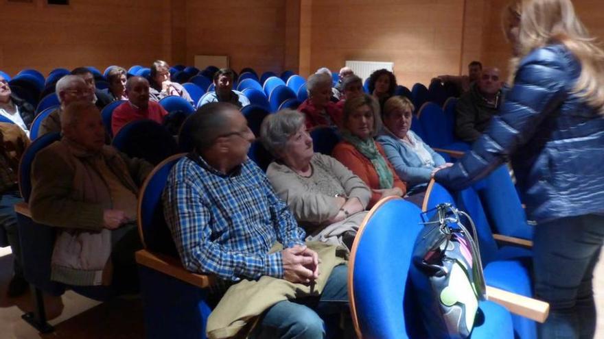 Patricia Míriam Martínez, de pie, en la asamblea.