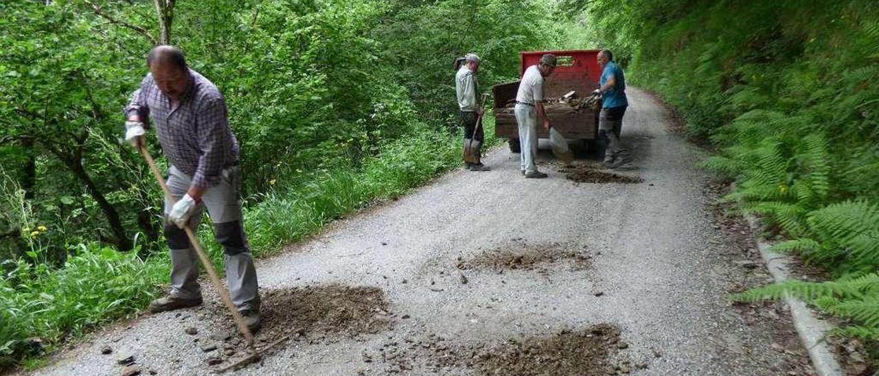 Vecinos de Riomolín, en Cangas del Narcea, en sextaferia para arreglar la carretera.