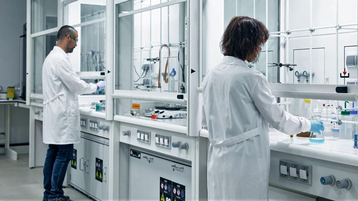Personal en el laboratorio que tiene Galchimia en el polígono industrial de Touro, y al que han recurrido desde Agomab Therapeutics.