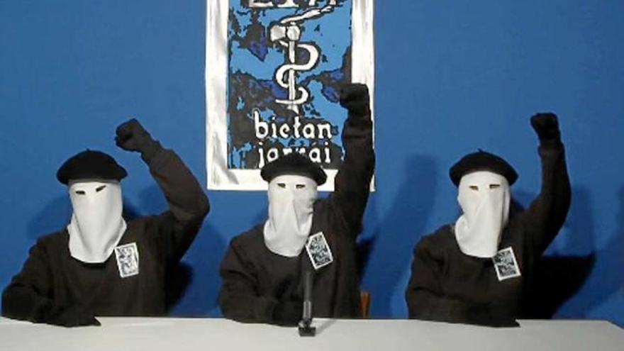 Membres d&#039;ETA anunciant, el 2011, el cessament definitiu de la violència