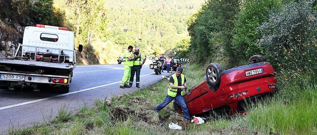 Un accidente en una carretera de Cerdedo-Cotobade.