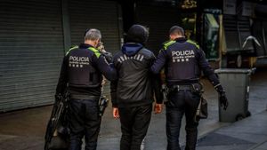 Dos agents de la Guàrdia Urbana amb un detingut.  | JORDI OTIX